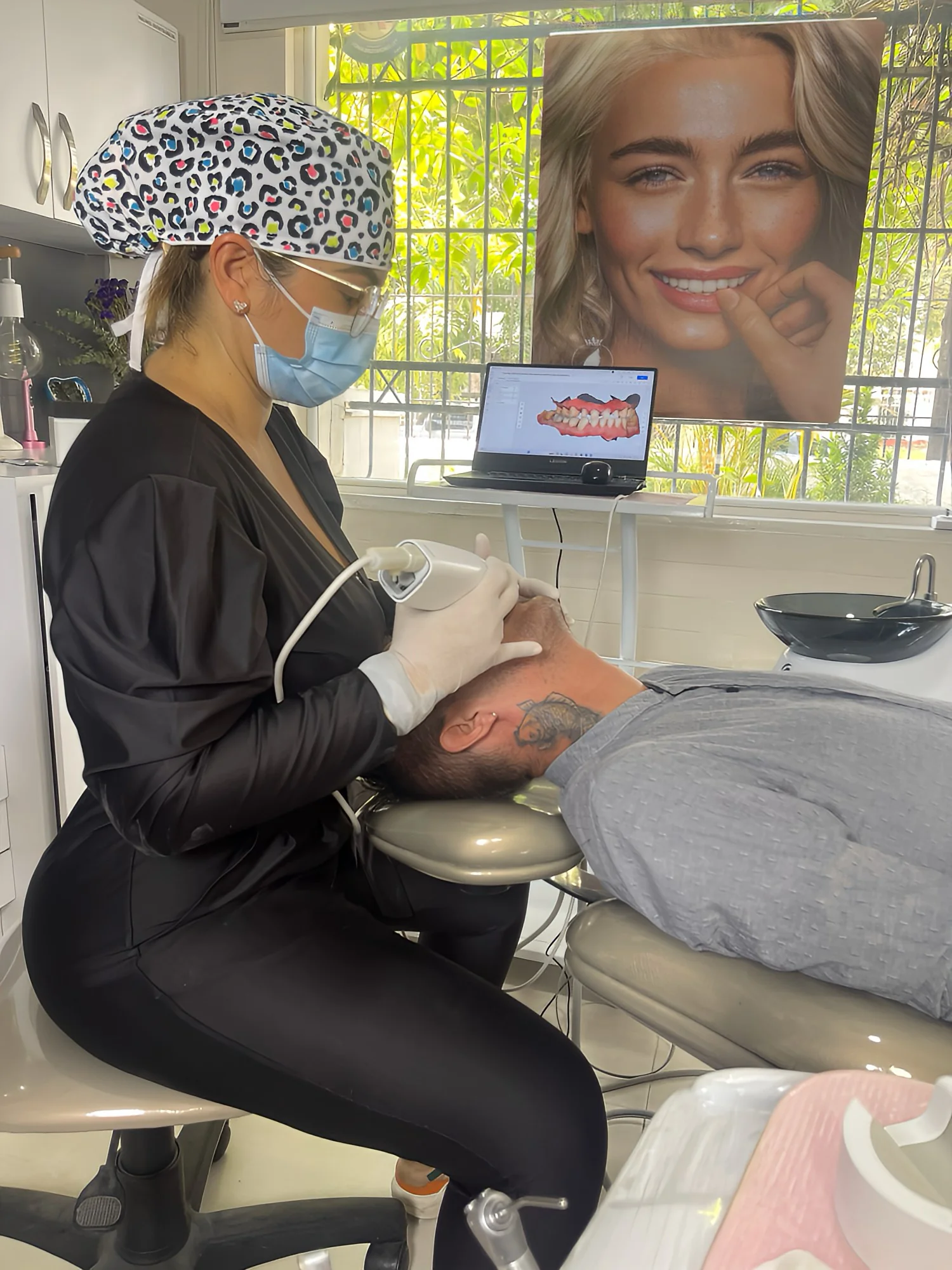 Un excelente cambio en Dientes Desalineados e inclinados en nuestro Paciente